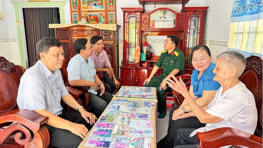 Tặng quà cho Mẹ Việt Nam anh hùng và thân nhân người có công với cách mạng nhân dịp kỷ niệm 79 năm Ngày Thương binh-Liệt sĩ (27/7/1947-27/7/2026) trên địa bàn xã Hiếu Thành.