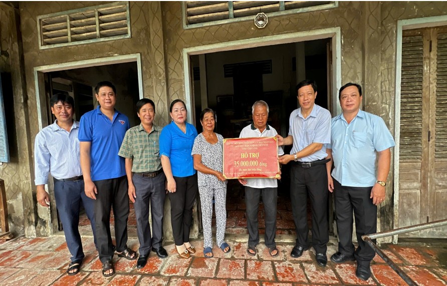 Hỗ trợ sửa chữa nhà cho con đẻ người hoạt động kháng chiến bị nhiễm chất độc hóa học trên địa bàn xã Hiếu Thành.