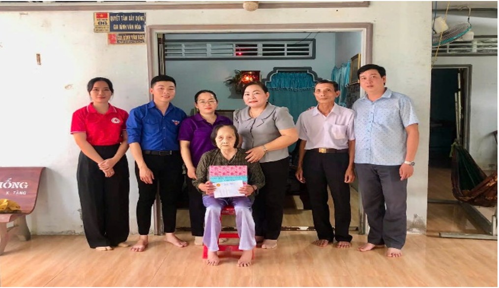 Hội Liên Hiệp Phụ nữ xã Hiếu Thành tổ chức nhiều hoạt động ý nghĩa tri ân các gia đình chính sách nhân Kỷ niệm Ngày Thương binh - Liệt sĩ (27/7/1947 - 27/7/2026).