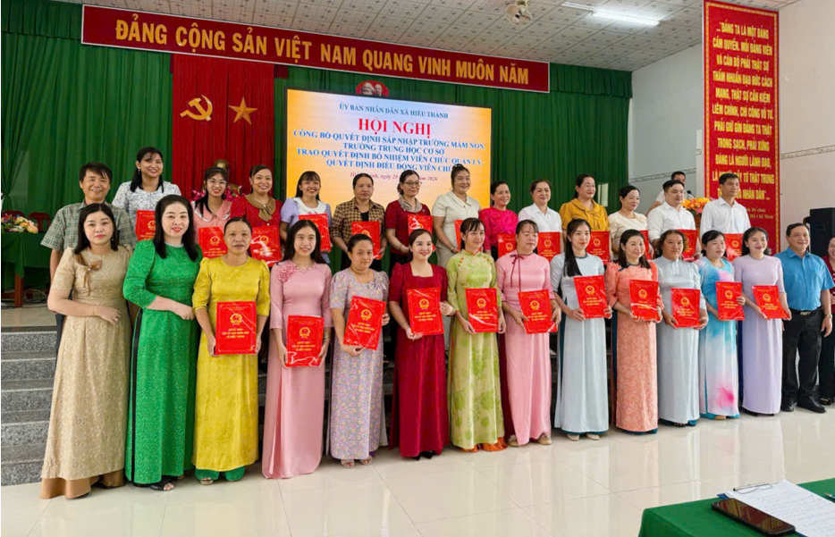Hội nghị công bố quyết định sáp nhập trường Mầm non, trường Trung học cơ sở và trao quyết định bổ nhiệm viên chức quản lý, quyết định điều động viên chức xã Hiếu Thành.