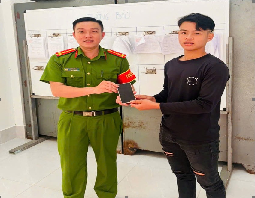 “Nhặt được của rơi - tìm nơi trả lại” Tấm gương nghĩa cử cao đẹp của công dân trẻ xã Hiếu Thành

