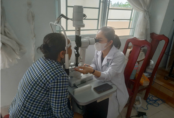 Khám bệnh, chữa bệnh nhân đạo chuyên khoa mắt tại xã Hiếu Thành 